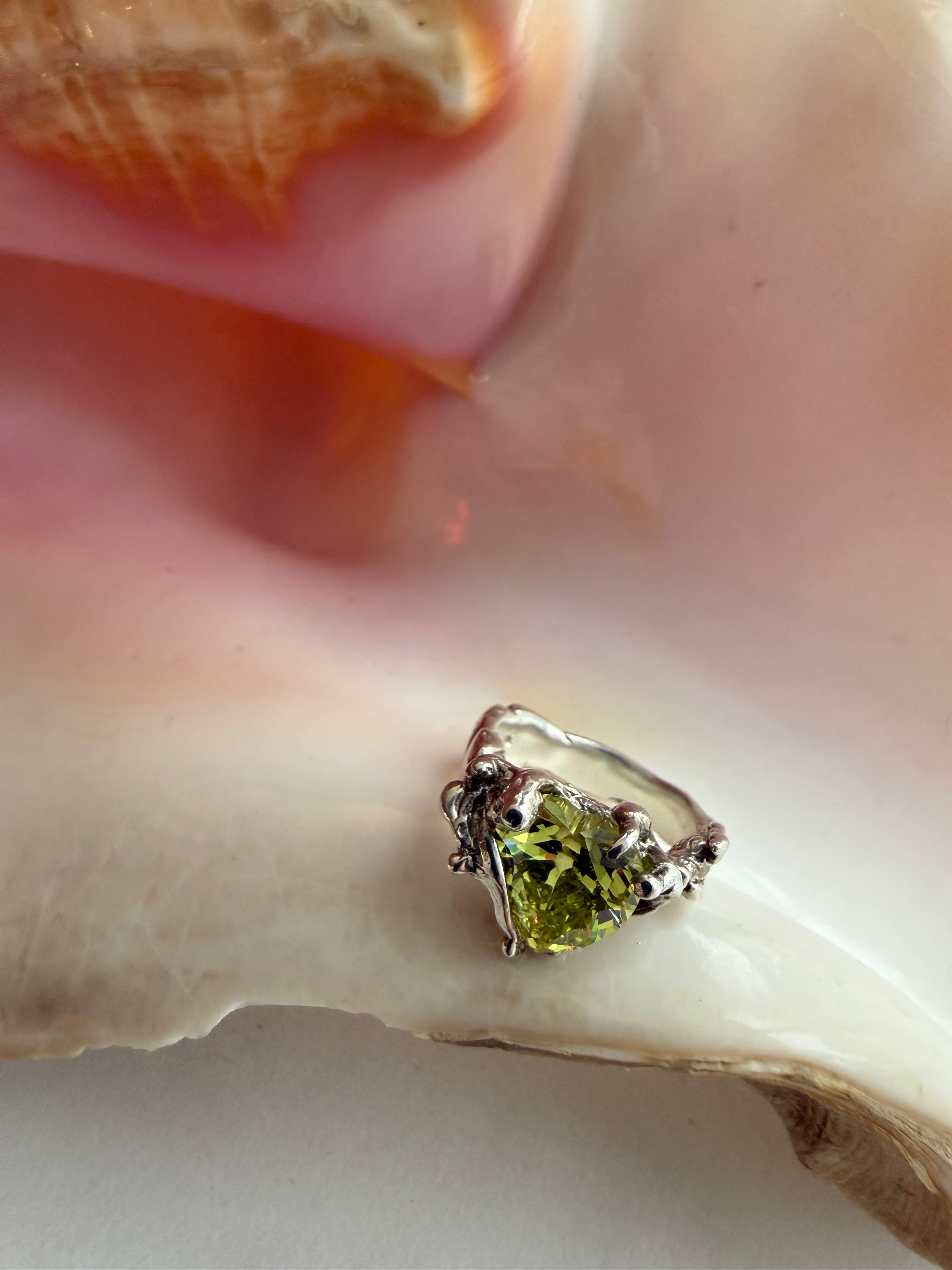 Heart ring peridot green