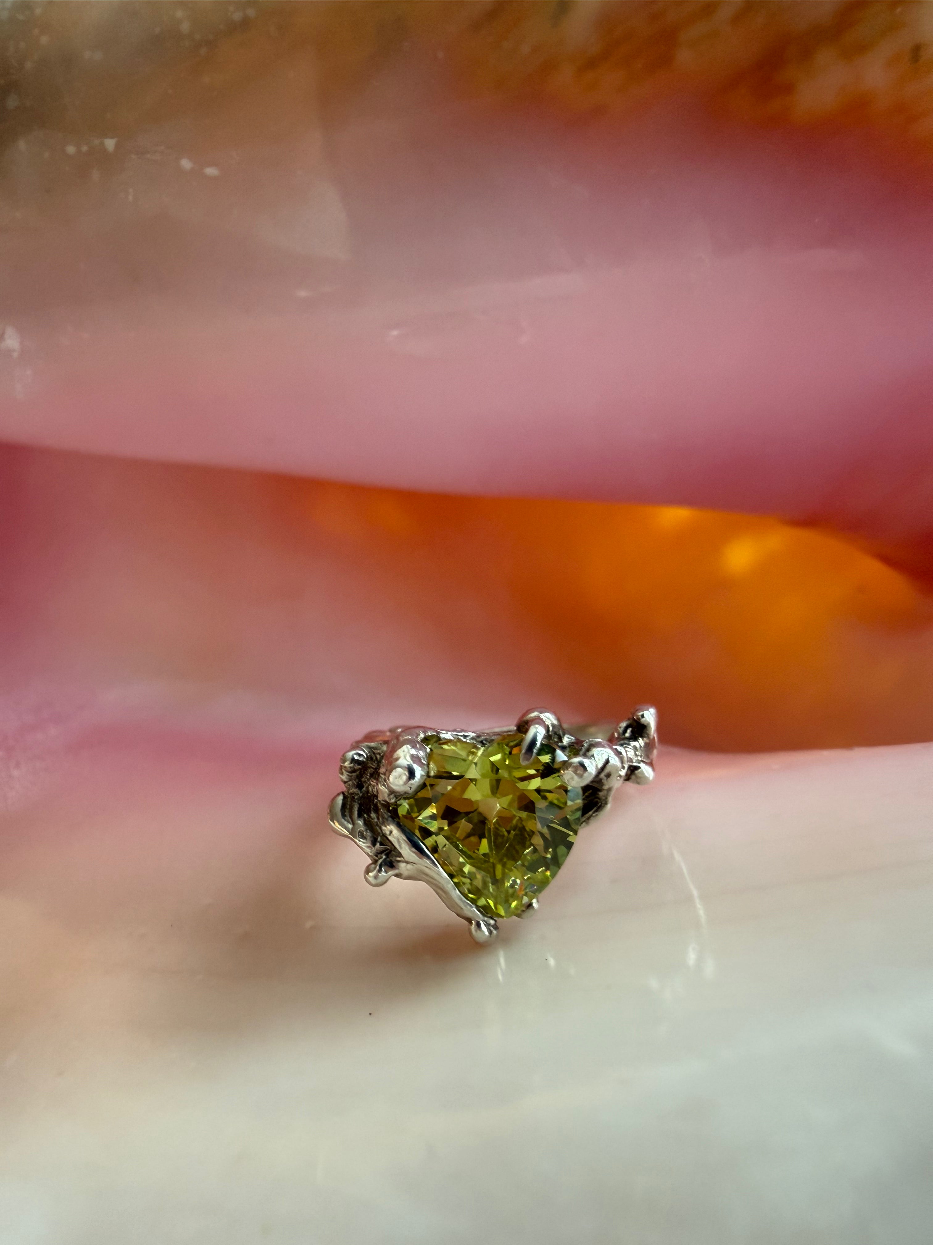 Heart ring peridot green