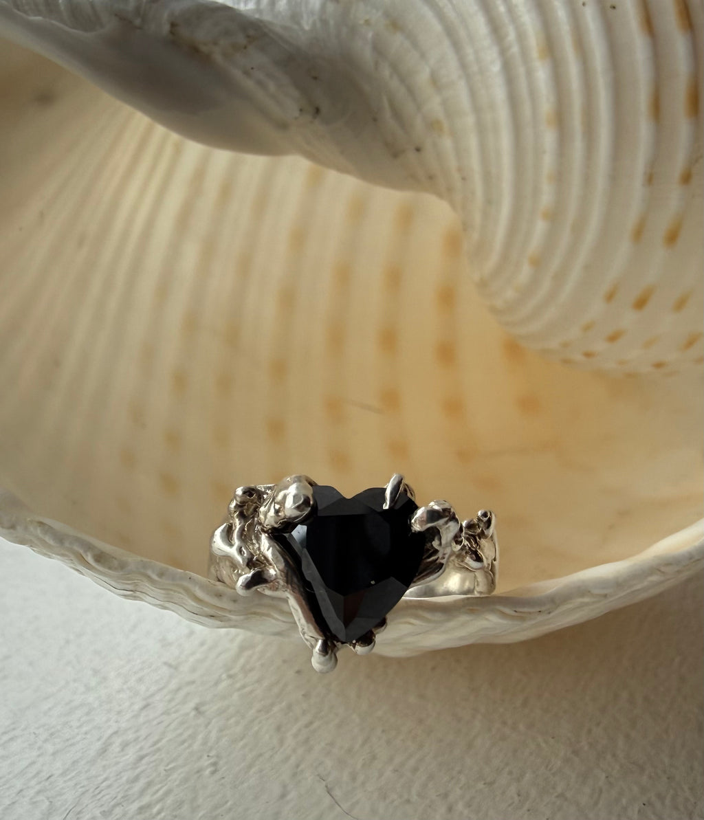 HEART RING BLACK