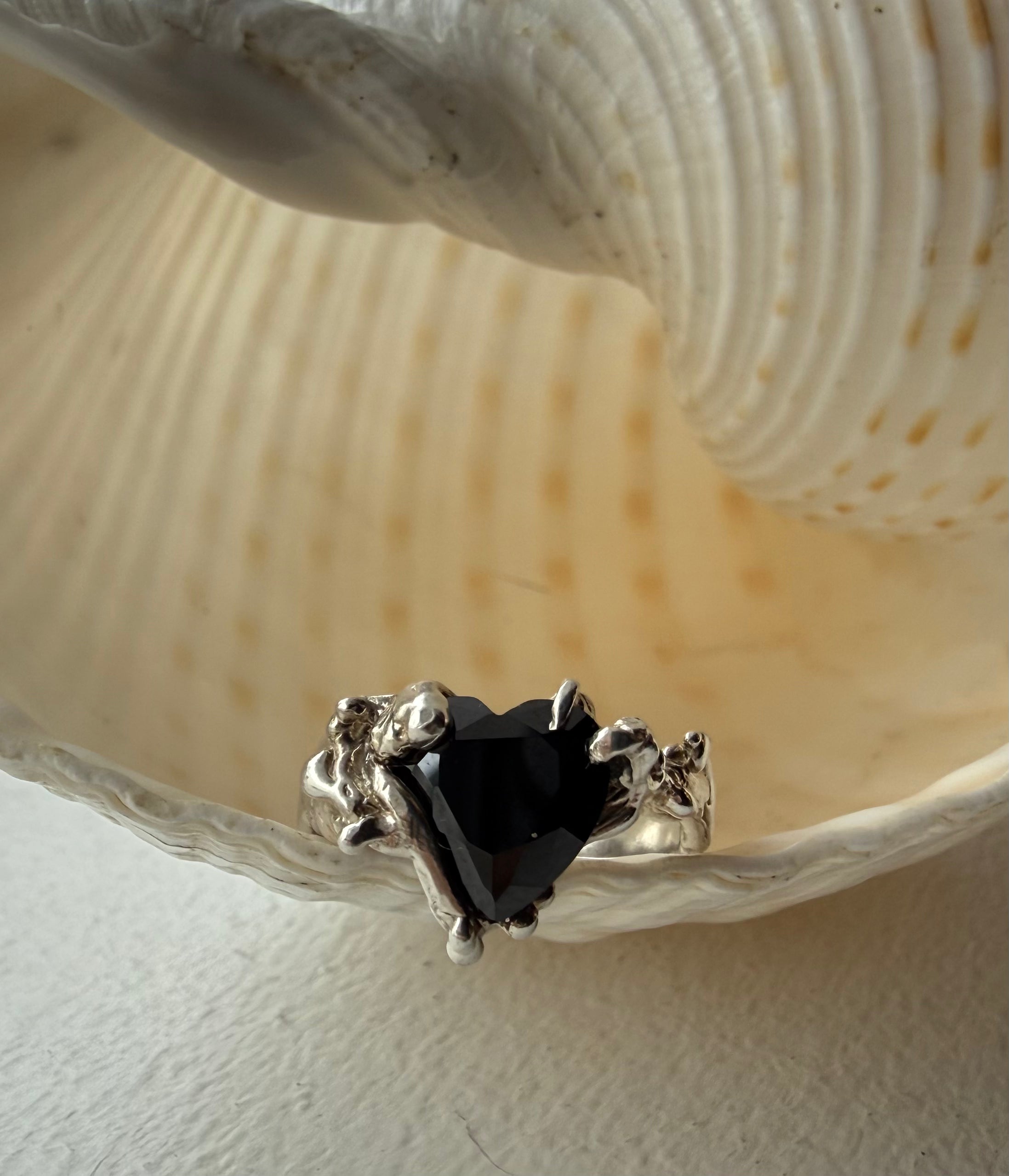HEART RING BLACK