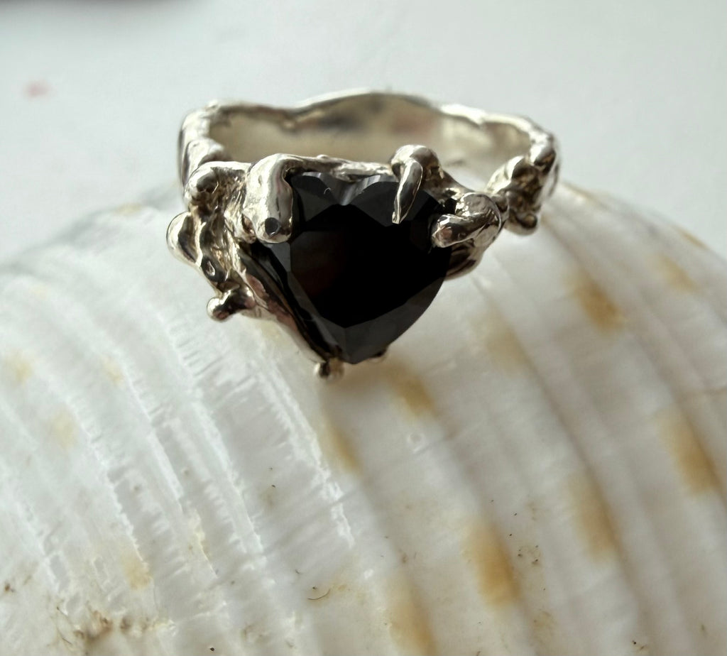 HEART RING BLACK