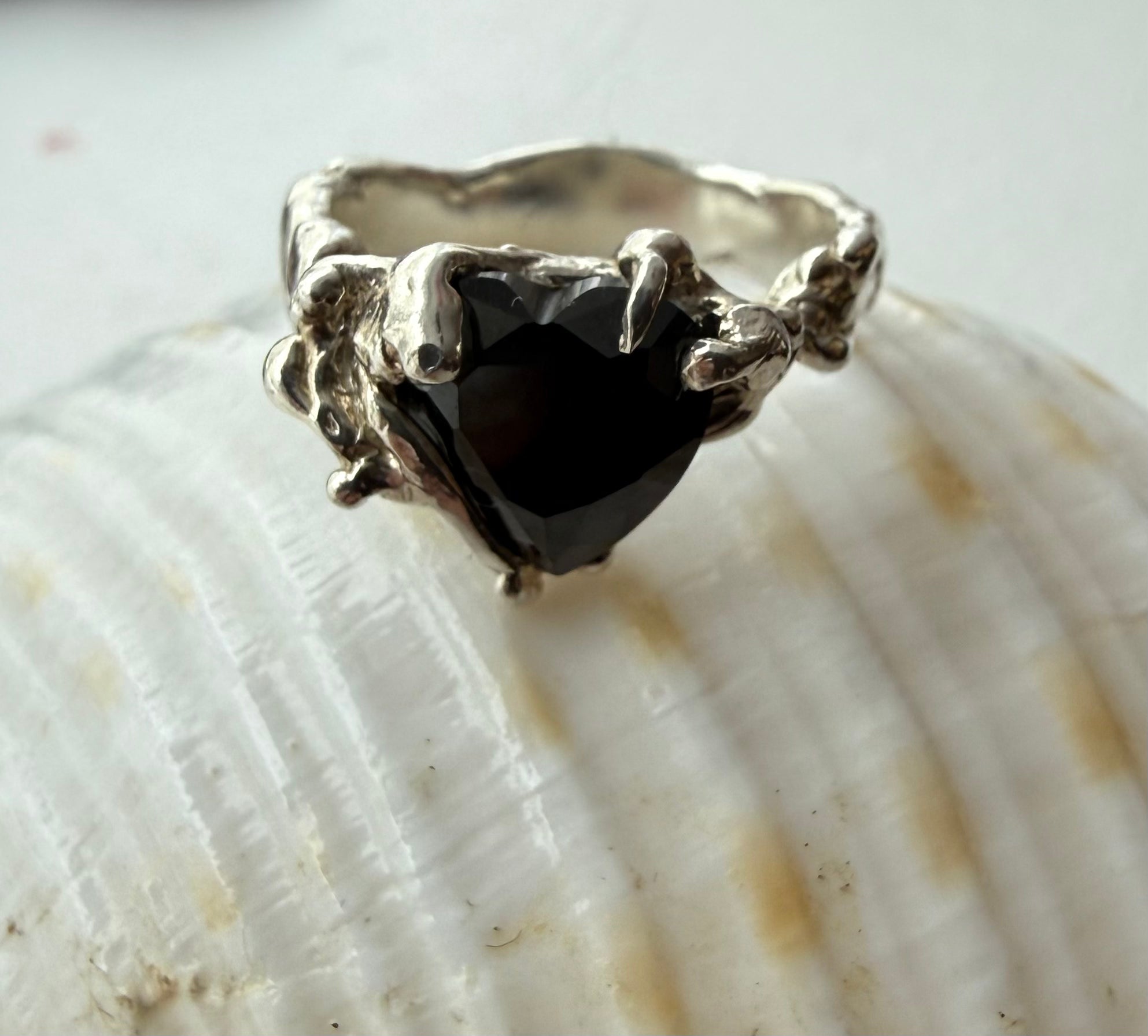 HEART RING BLACK